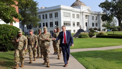 Cadets in RSU’s Guard Officer Leadership Development (GOLD) Program greeted Gen. Mancino upon his arrival at Rogers State University on Monday, Aug. 4. Gen. Mancino was on campus to sign a memorandum of agreement in support of RSU’s GOLD Program.